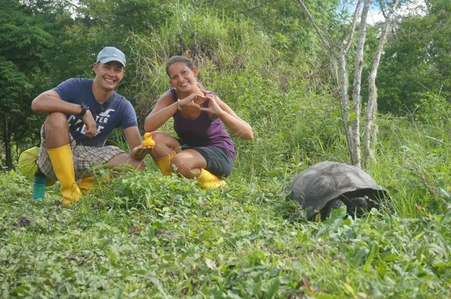 Janet und Fabian neben einer Riesenschildkröte