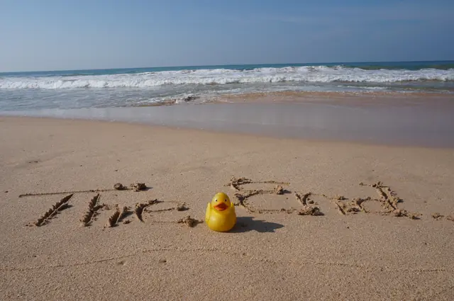 „The End“ in den Sand geschrieben, daneben Ducky