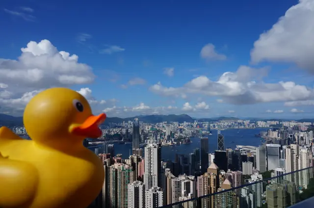 Ducky über der Skyline von Hongkong