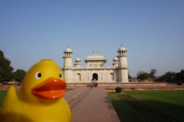 Ducky vor dem Baby Taj in Agra